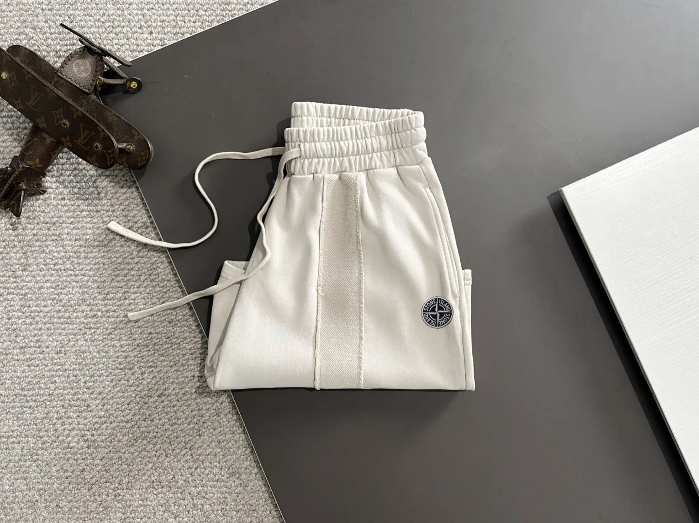 🅿️330 shipped next day, high quality Stone lsland/stone island 2025 spring and summer new style casual solid color loose shorts with elastic band, two needle stitches at the hem of the trousers, fine and firm stitching, custom-made fabrics at the counter, high breathability and comfort, impeccable details, brand element design concept, reflecting high quality. It feels delicate and soft! It presents a casual cut and the upper body shape is great! Size: S-XXL